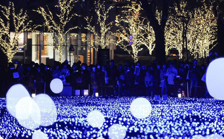 12月10日，在日本東京六本木的東京中城，市民和游客觀看圣誕燈飾。