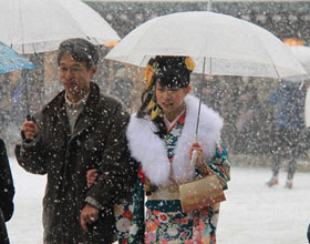 日本關(guān)東地區(qū)在初雪中迎來(lái)成人節(jié)