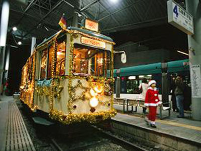 日本廣島圣誕電車運(yùn)行 圣誕老人和馴鹿共乘電車